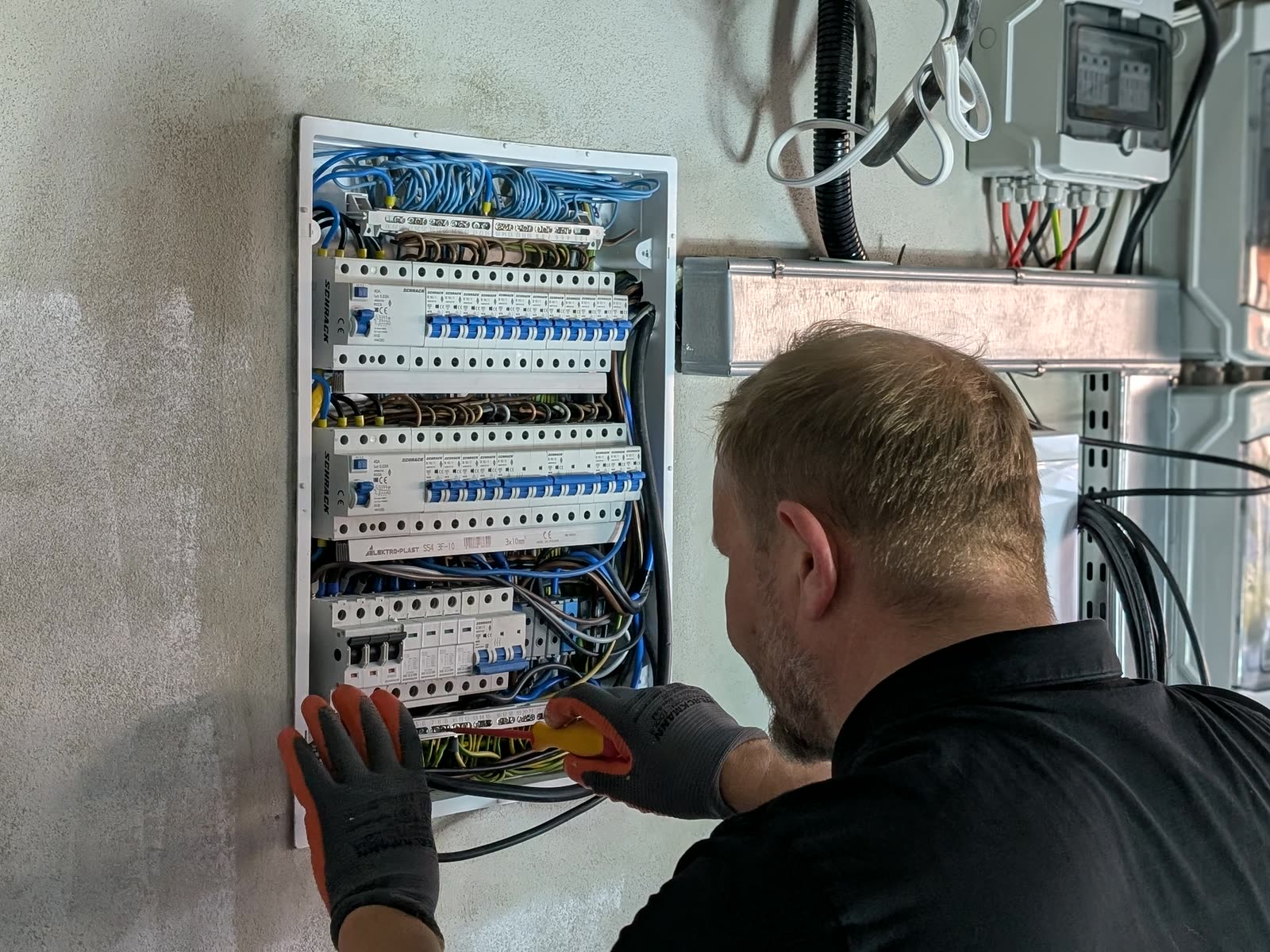 Technik EL POMIAR przy rozdzielnicy elektrycznej podczas pomiarów i przeglądu instalacji