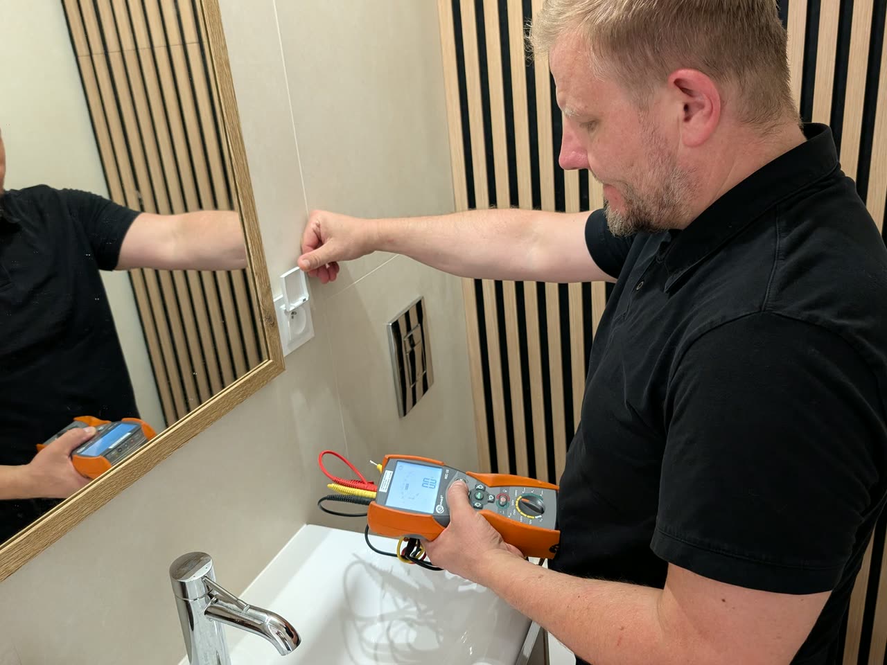 Technik EL POMIAR podczas pomiaru instalacji w łazience